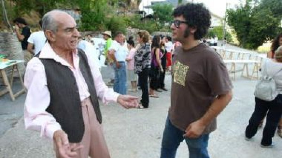 El actor Saturnino García charla con Ricardo Palacios momentos antes de que comenzara la función &la