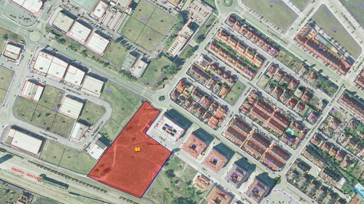 Vista aérea de la parcela en la que se construirán las viviendas en la calle Andrés Viloria de Ponferrada. DL