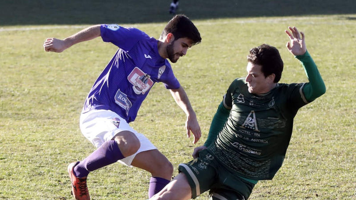 El derbi entre bañezanos y maragatos acabó en un reparto de puntos que no beneficia a ninguno de los dos contendientes. MARCIANO PÉREZ