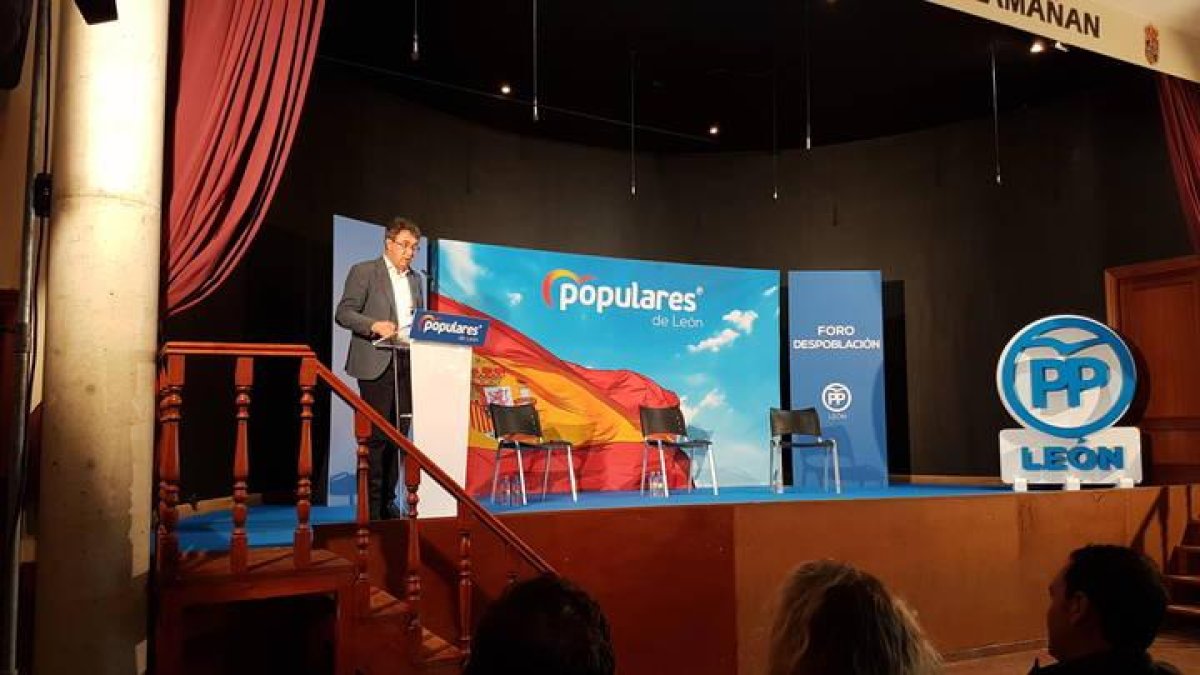 El presidente de la Diputación durante su intervención en el foro