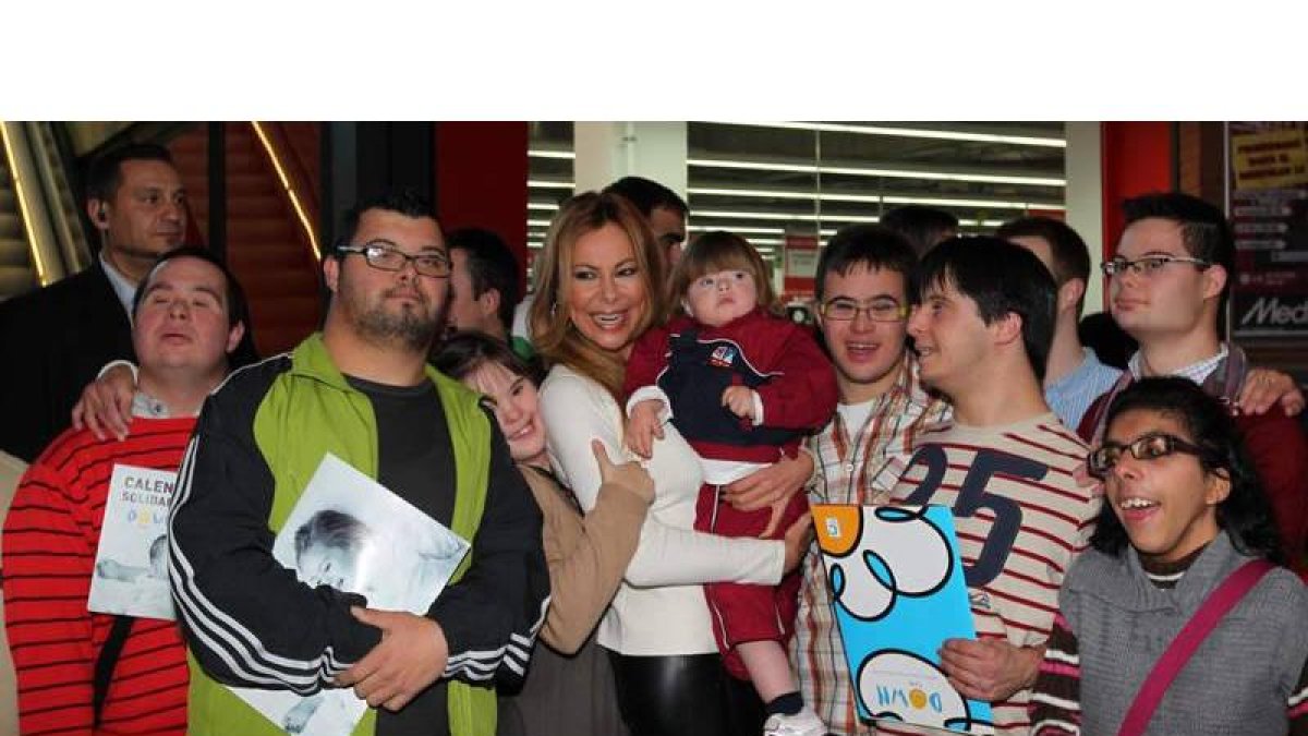 Ana Obregón posa con chicos y chicas de Amidown y sostiene a Ángela, la niña con la que posa en el calendario.
