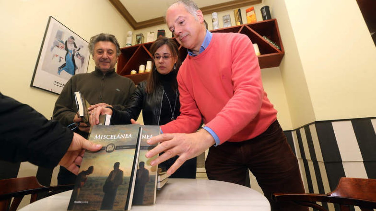 Suárez Roca, Sabugal y Carrera, presentaron ayer ‘Miscelánea’ en el café Capitol