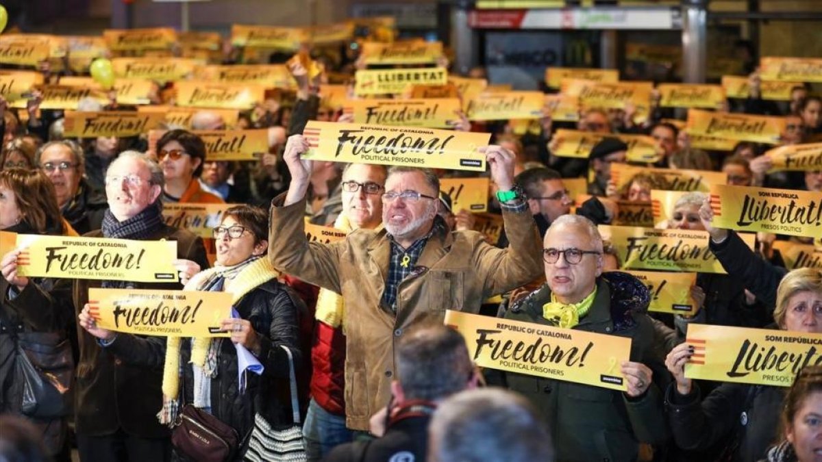 Participantes en la concentración  por la puesta en libertad de Junqueras, en su localidad, Sant Vicenç dels Horts.
