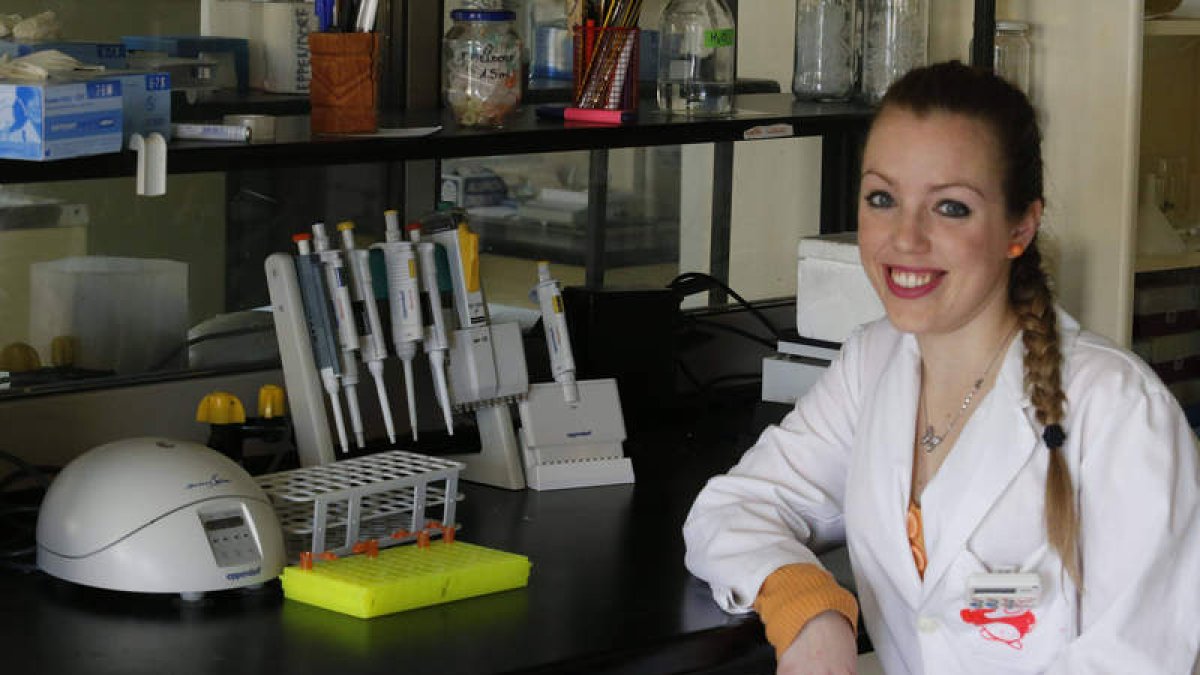 Elena Gayo en el laboratorio de Anatomía Patológica de Veterinaria en León.