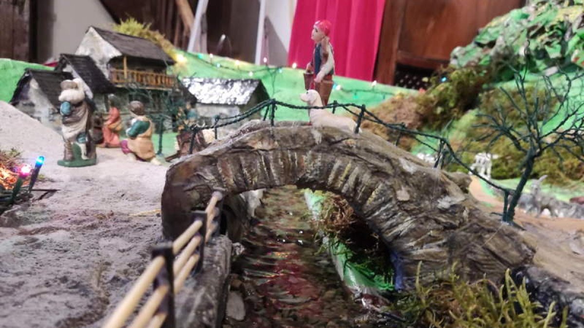 El Belén de Valdefrancos ocupa diez metros cuadrados en la iglesia del pueblo y, bajo la dirección del artista Ángel Rodríguez ‘Pirata’ ha involucrado a los veinte vecinos del pueblo. Un puente romano, en la foto, la iglesia del siglo XVIII, el cementerio y la plaza Mayor son algunos de los escenarios del Nacimiento navideño. CEBRONES