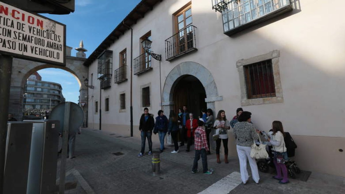 Un grupo de personas sale del nuevo Centro de Interpretación del León Romano, sede de Archivo Histórico Municipal.