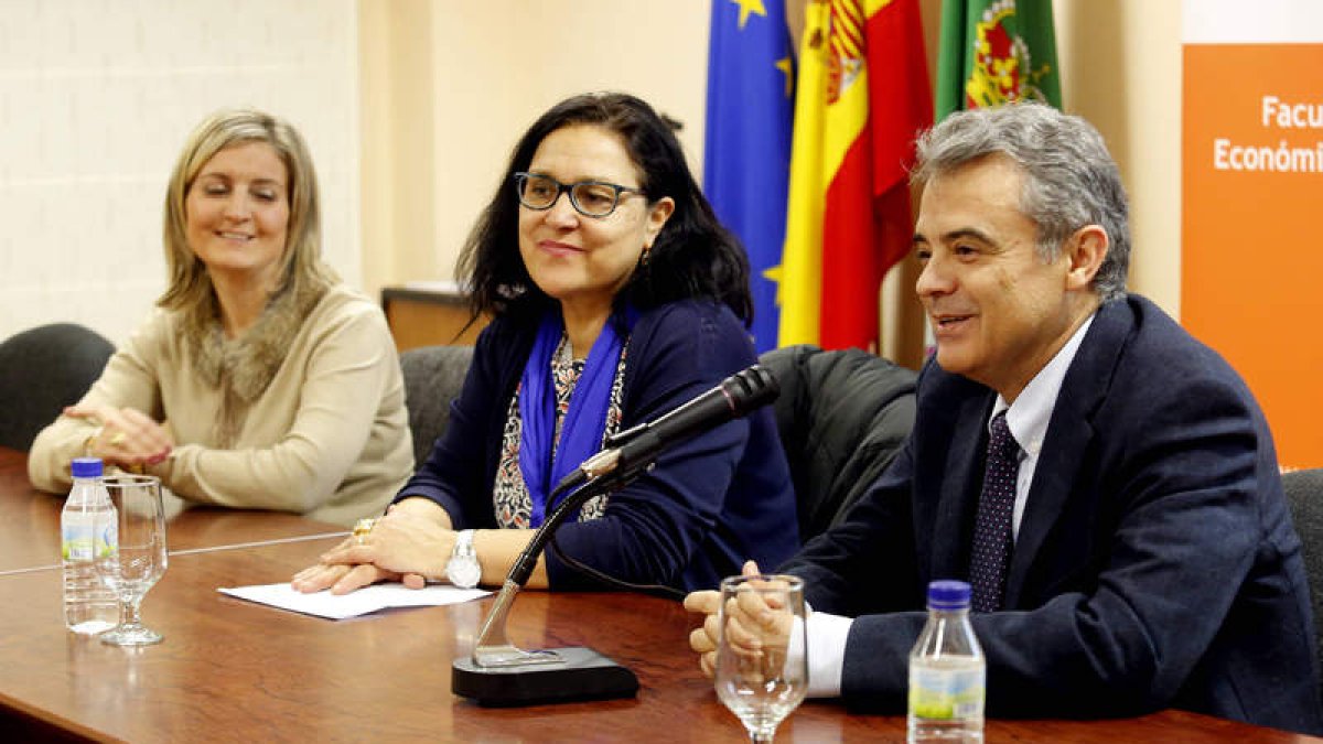 Un momento de la conferencia impartida ayer en Económicas por Muñoz Murgui. MARCIANO