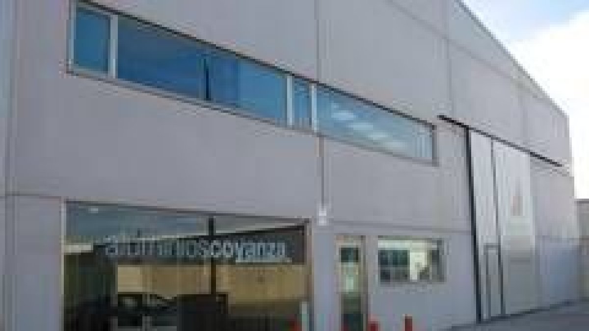 Fachada de la empresa Aluminios Coyanza ubicada en Valencia de Don Juan