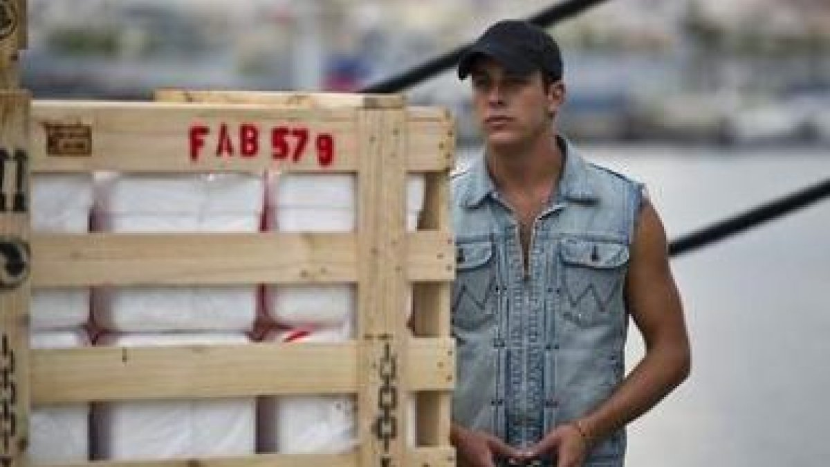 El actor Mario Casas en un momento del rodaje de la serie 'El Barco'.