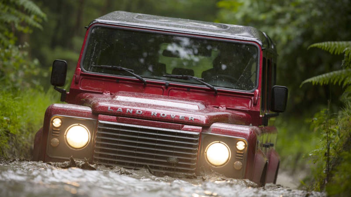 Casi cinco décadas en el papel de todoterreno ‘puro y duro’; ninguno como el Defender ha representado tanto, y tan bien, el espíritu de Land Rover.