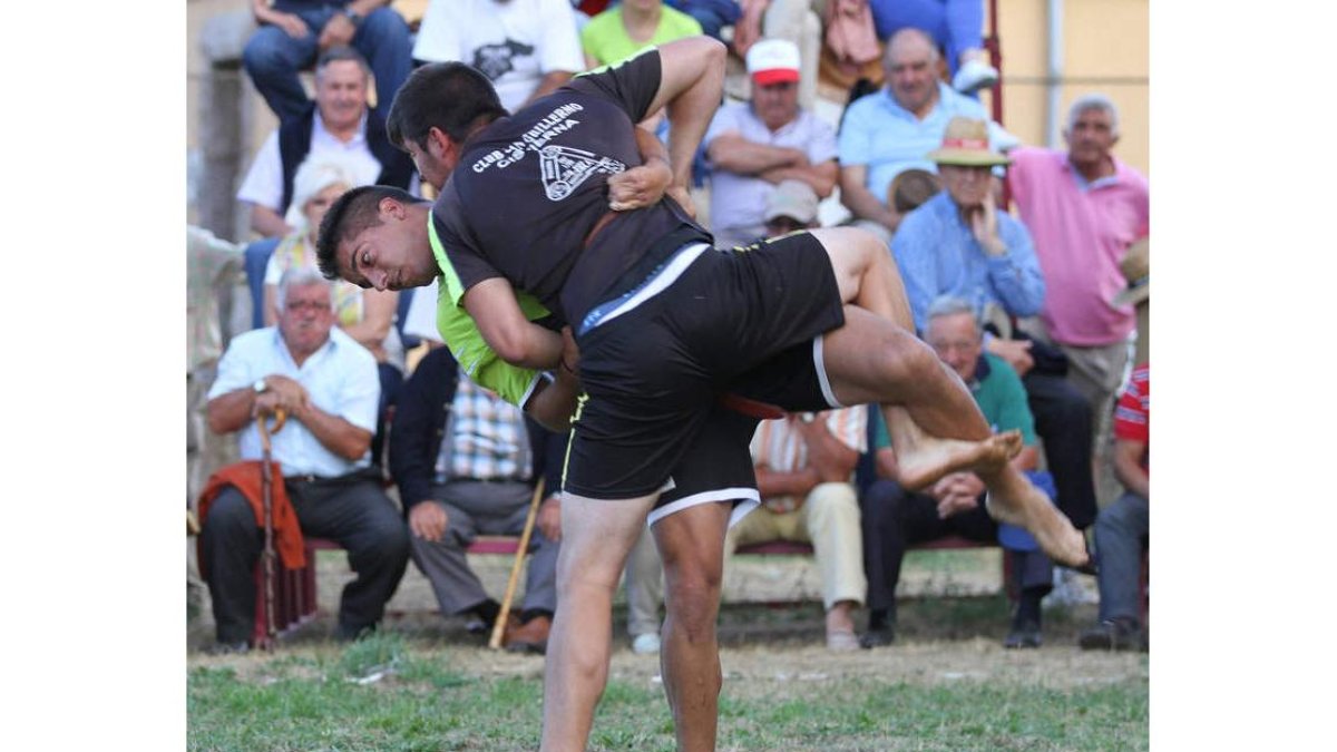 Rodrigo Fuentes y Roberto Gutiérrez, dos de los especiales atractivos de semipesados, en su duelo de semifinales, sobre la vía