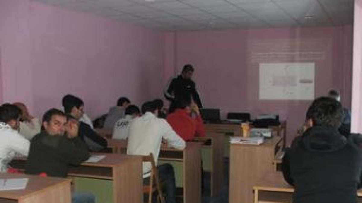 Un momento de las clases de teoría, que se iniciaron ayer por la tarde.