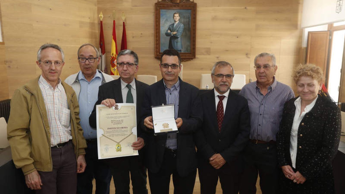 Instante del acto de ayer en el que el IES Ornia recibió la Medalla de Oro de la ciudad. JESÚS F. SALVADORES