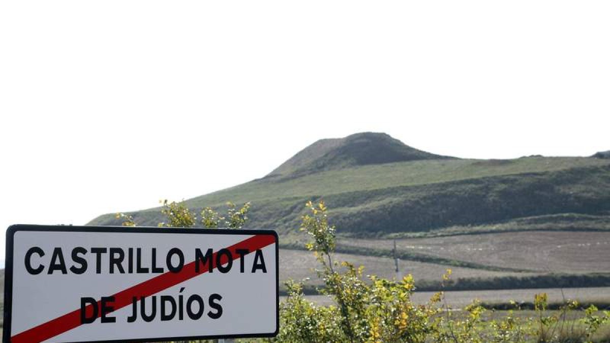 Cartel indicador a la salida del pueblo burgalés de Castrillo Mota de Judíos. RICARDO ORDÓÑEZ