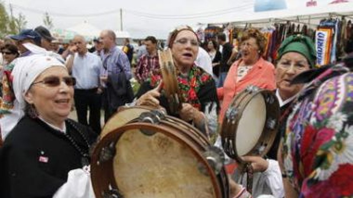 La música folclórica amenizó ayer la celebración de la romería de Camposagrado.