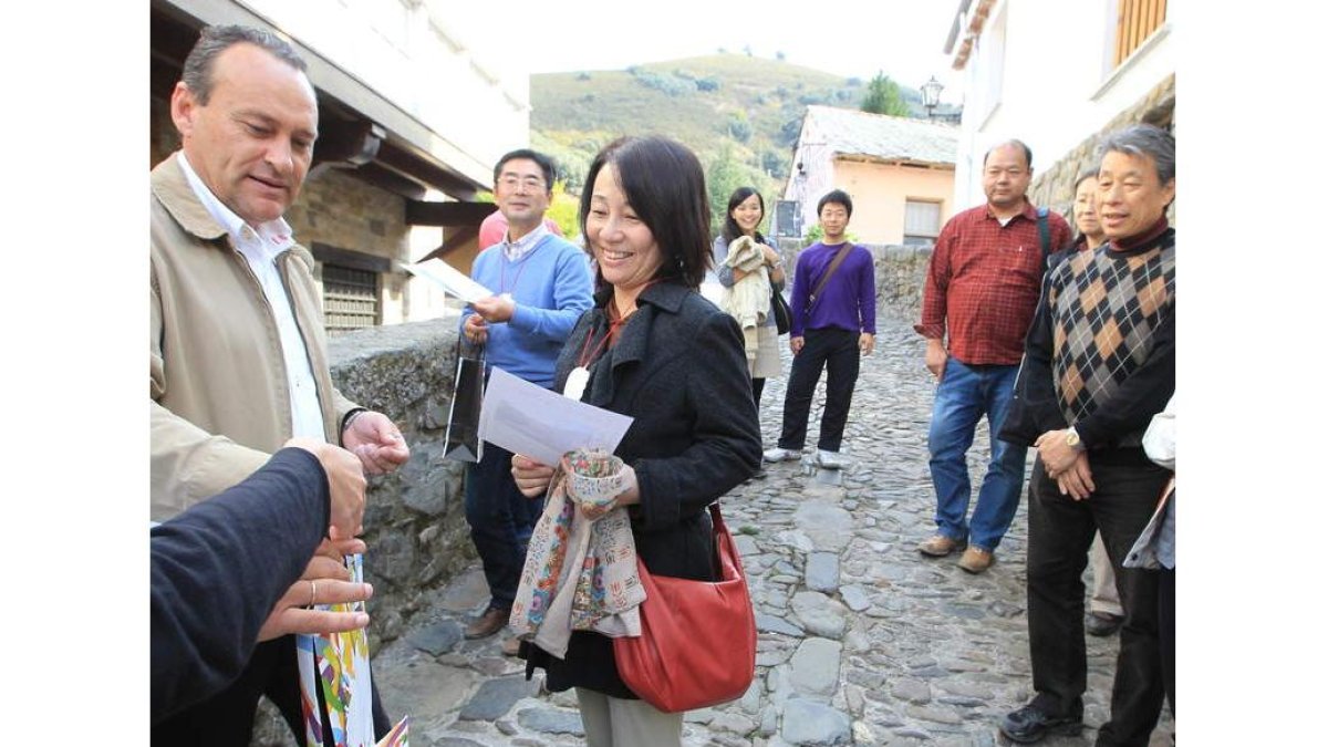 Arias (izquierda) en una promoción turística con japoneses.