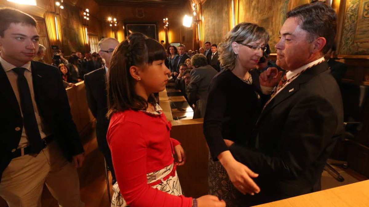 El presidente recibe el abrazo de su esposa, Marta, mientras su hija Julia y su hijo Javier esperan