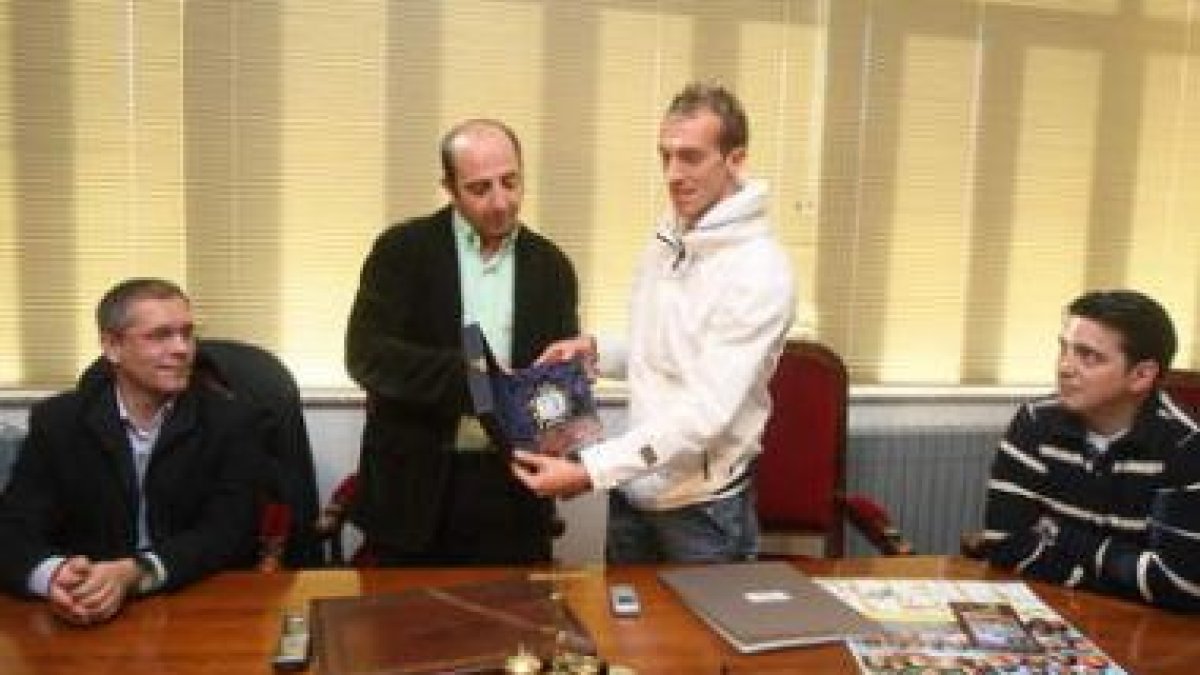 El atleta recibe una placa de recuerdo del alcalde de La Pola de Gordón, Francisco Castañón.