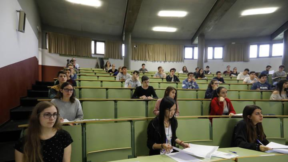 Alumnos haciendo la selectividad en León