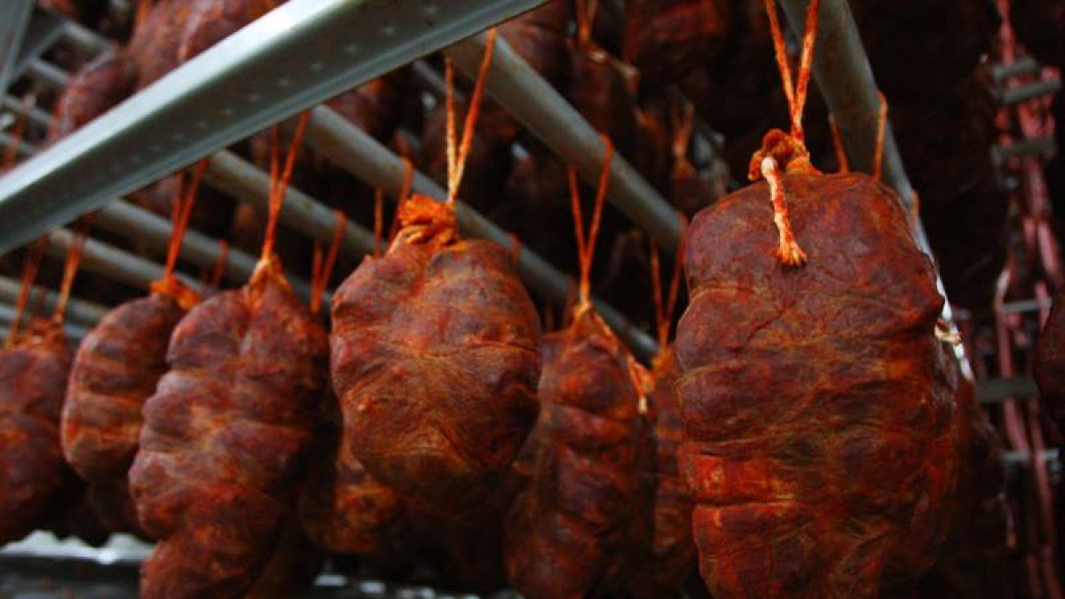Elaboración del botillo del Bierzo en la empresa 'Embutidos Pajariel'