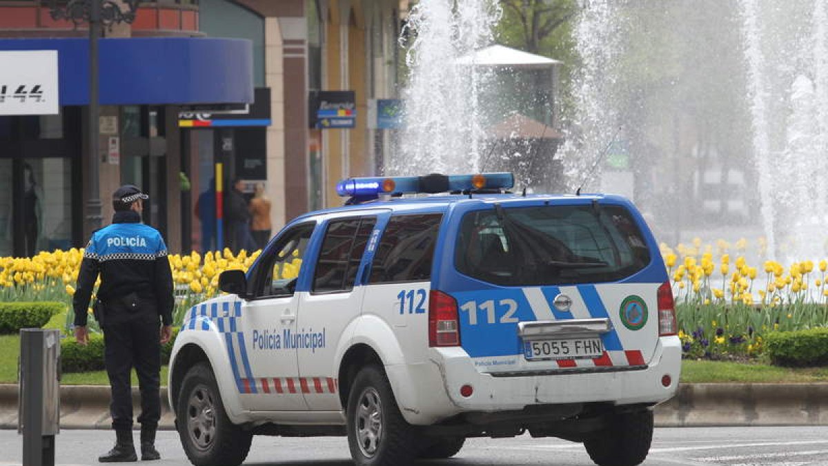 El suceso comenzó en la céntrica plaza de Lazúrtegui, en la imagen, donde uno de los dos detenidos intentó atropellar a un agente. DE LA MATA