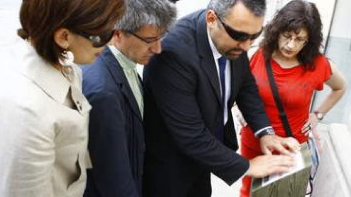 Fernández, Travesí y Gutiérrez acompañan al delegado de la Once, Alfonso Fidalgo, durante la ruta Le
