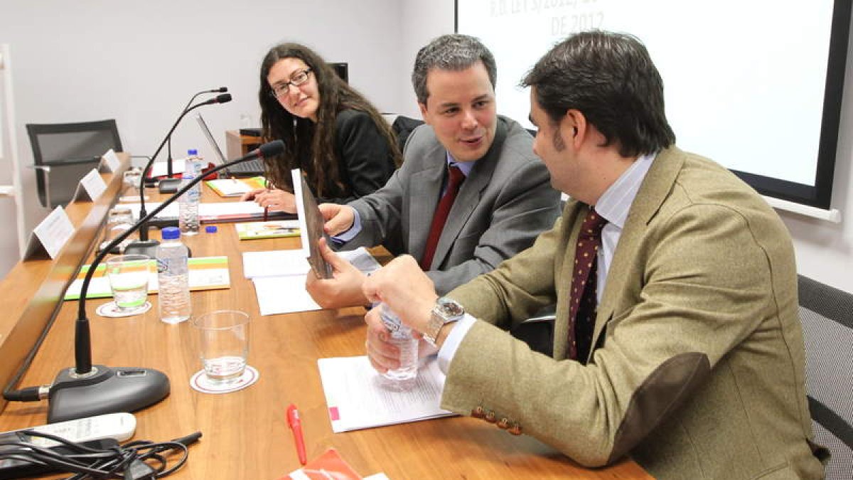 Los ponentes de la jornada, Henar Álvarez, Rodrigo Tascón y José Gustavo Quirós.