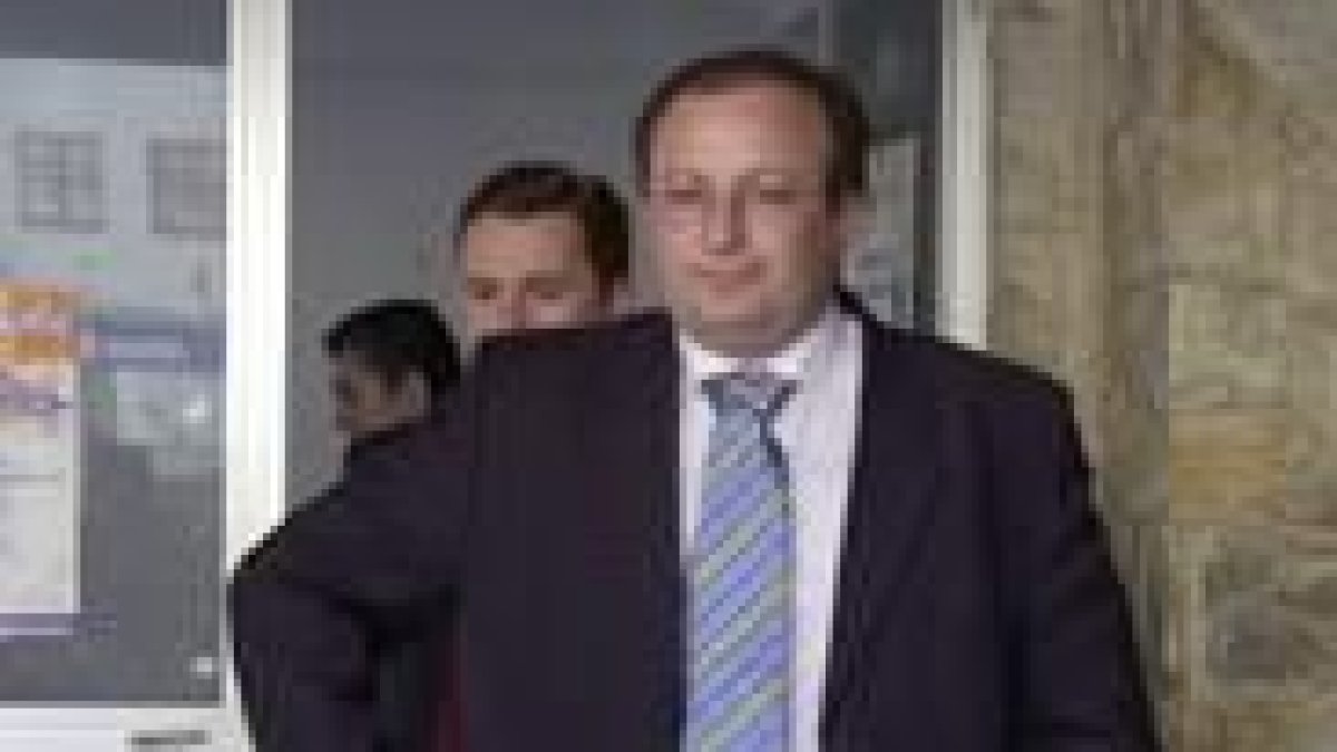 Gonzalo Vidal Castro, ayer, a su salida del juzgado de Corcubión