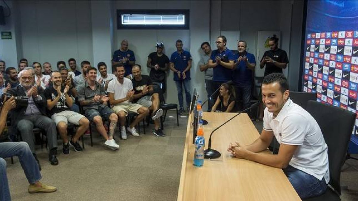 Pedro, con toda la plantilla delante, en su despedida en la ciudad deportiva del Barça.