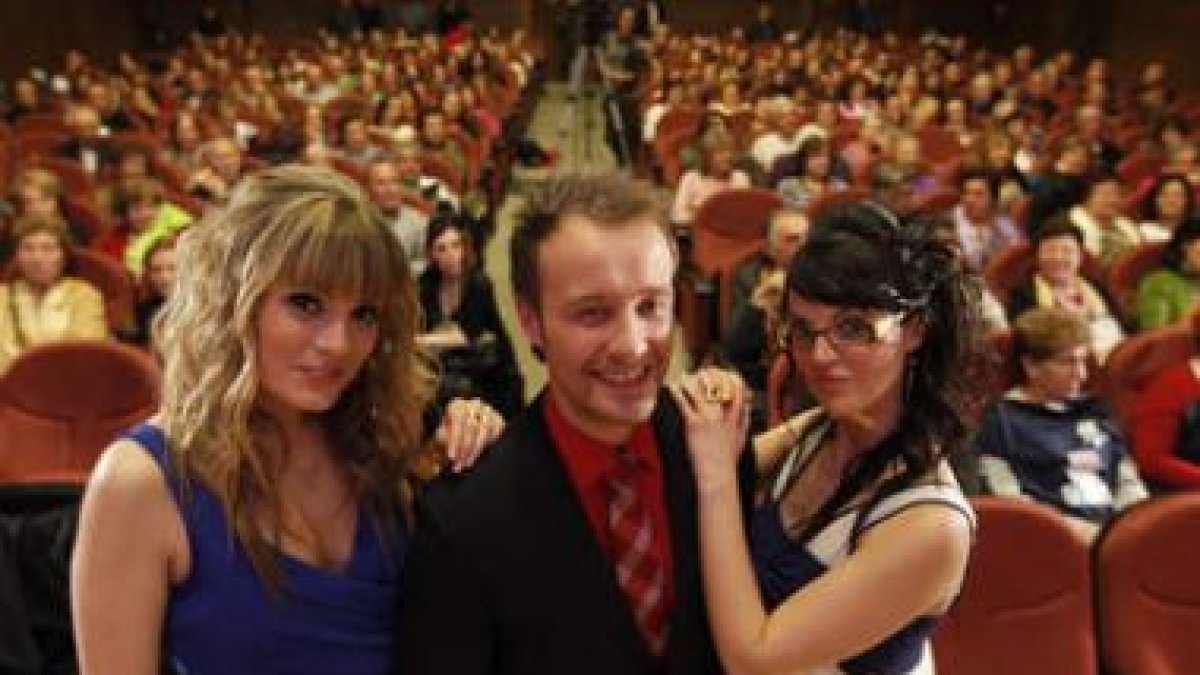 Jessica Cañón, Dani Alfageme y Emma Rosa Posada, presentadores de 'León es así', durante la gala.