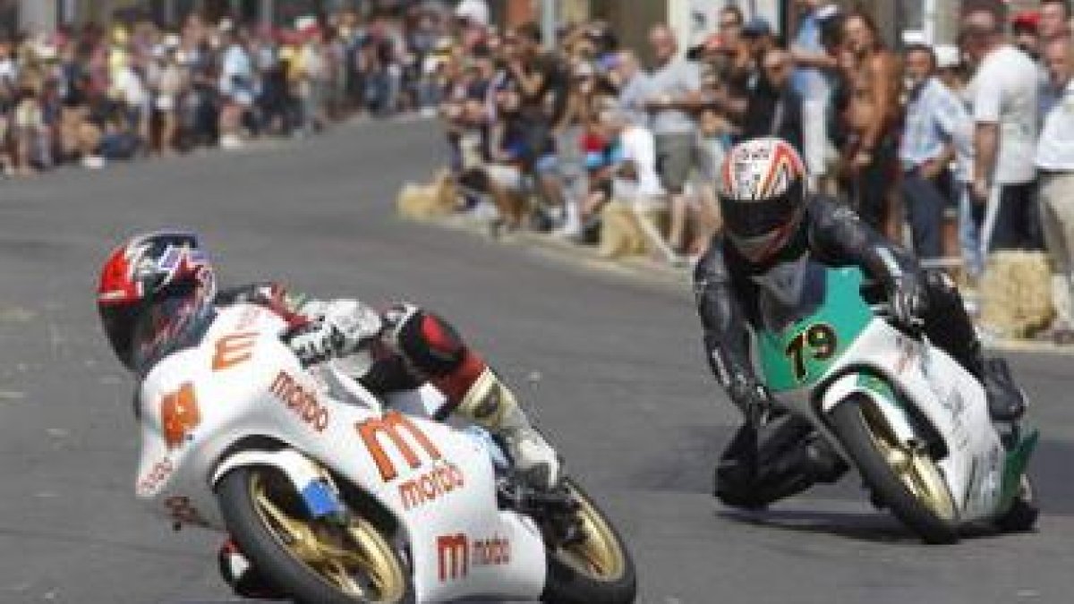 Dos competidores en el último Gran Premio Ciudad de La Bañeza de Motociclismo.