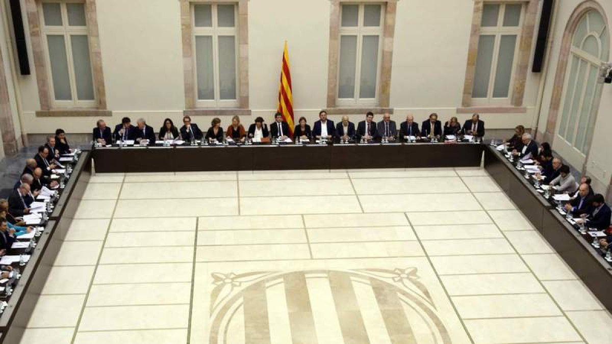 Asistentes a la cumbre para planificar los pasos a dar hacia la convocatoria del referéndum. TONI ALBIR