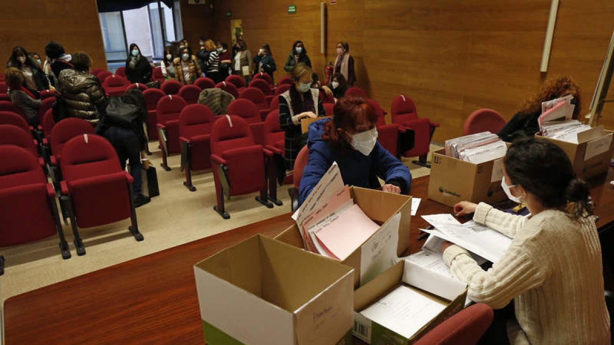 Parte de las enfermeras que pidieron incorporarse a Primaria, en la firma de sus plazas. FERNANDO OTERO