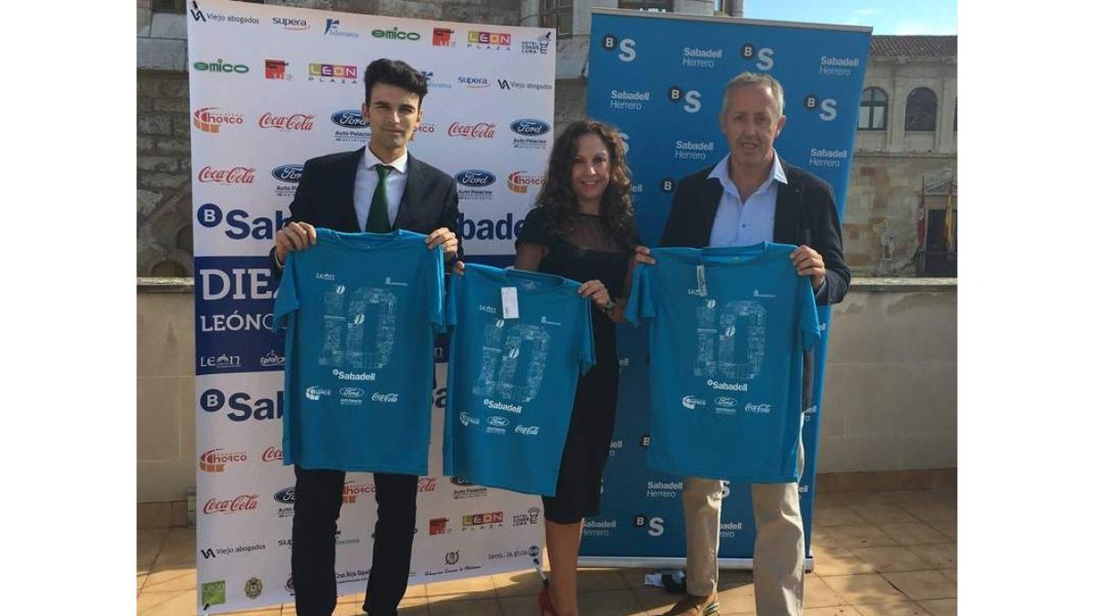 José Raúl Gutiérrez, Cristina Santos y Luis Cueto con las camisetas de los ‘10K’ de León. CÉSAR
