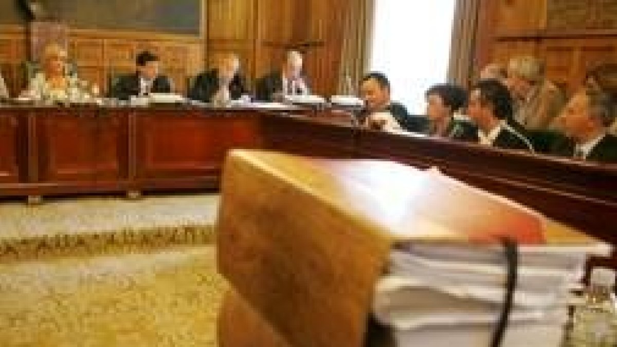 Imagen de archivo de la presidenta y sus vicepresidentes y parte de los bancos de la oposición