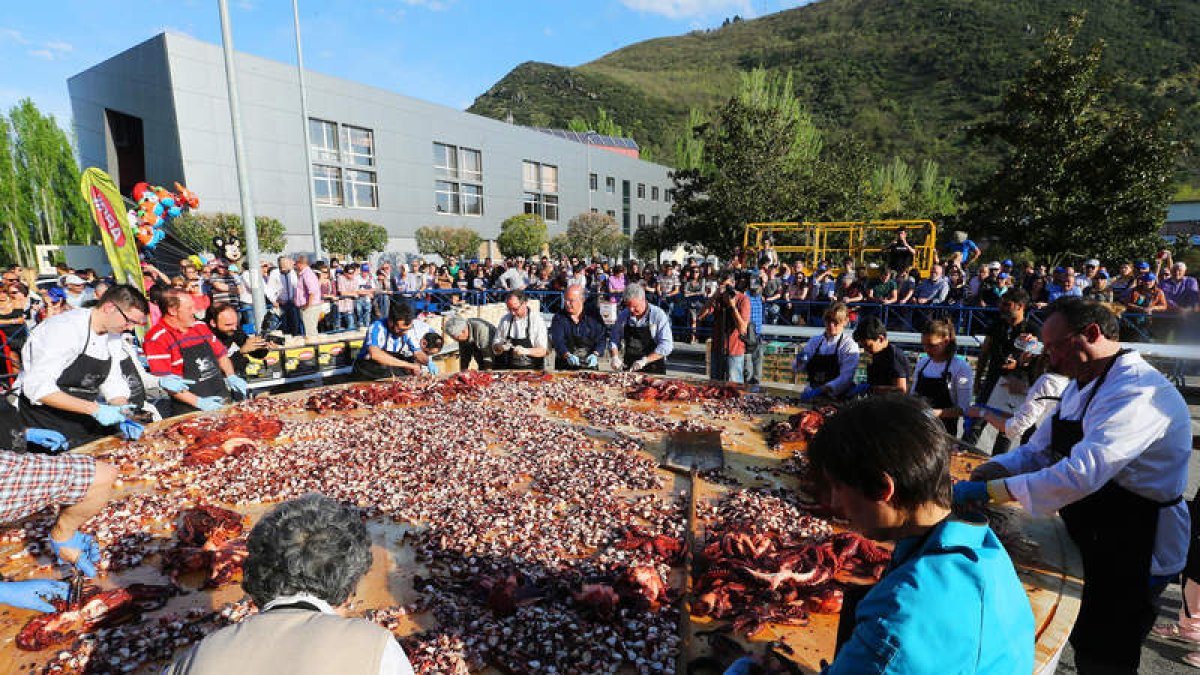 La imagen es de abril, cuando un notario dio a Ponferrada el Guinness de la tapa de pulpo.