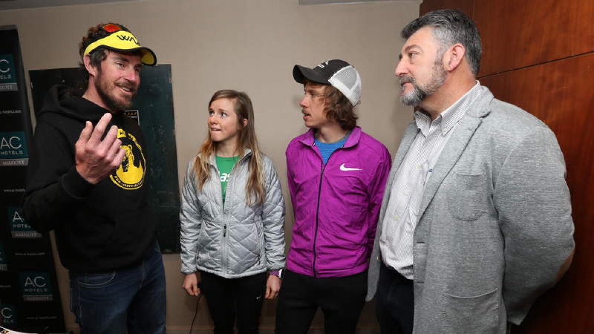 Lolo Díez y Ángel Calvo, junto a los norteamericanos Leah Maher y Zach Miller. L. DE LA MATA