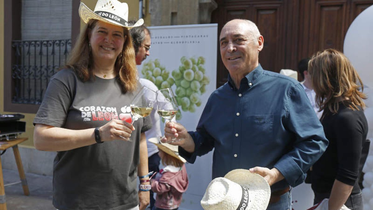 La concejala Margarita Torres, junto al presidente de la DO León, Rafa Blanco. FERNANDO OTERO