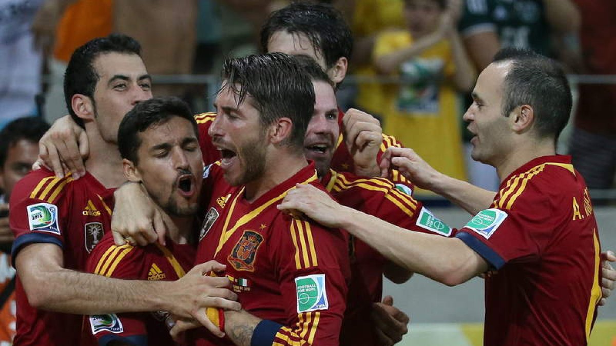 Los jugadores de la selección española celebran la clasificación para la final de la Confederaciones después de vencer a Italia en la tanda de penaltis, con el último lanzamiento de Jesús Navas.