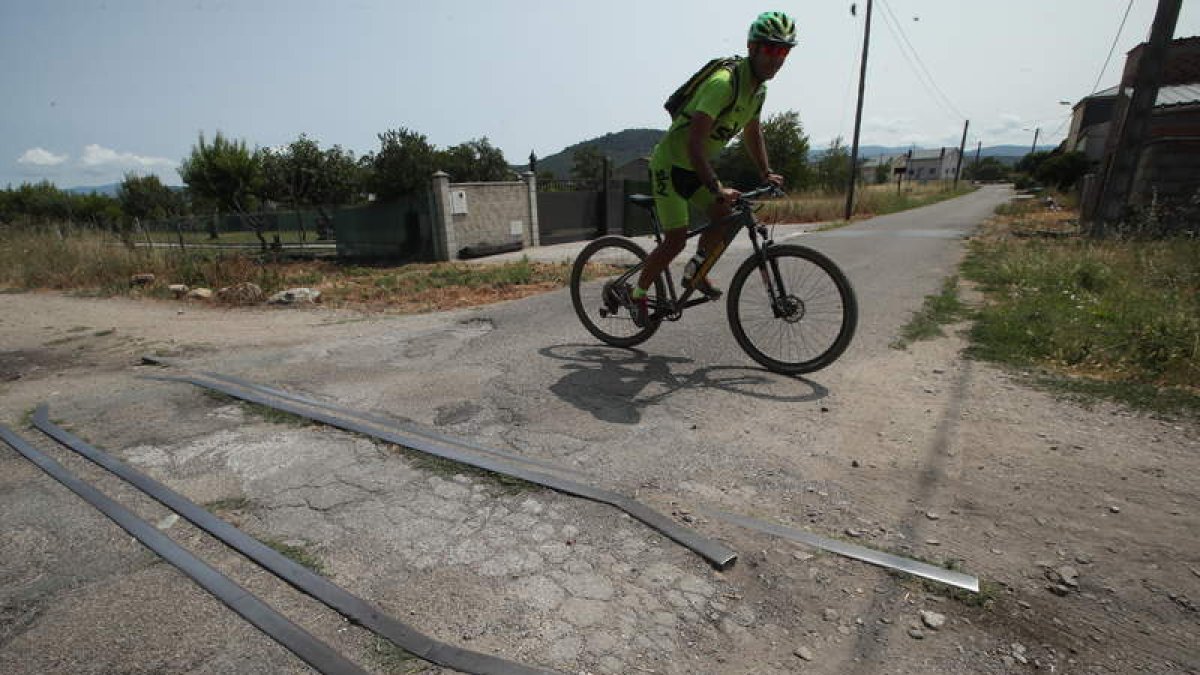 Restos de las antiguas vías del tren a Villablino, en la periferia de Ponferrada. L. DE LA MATA