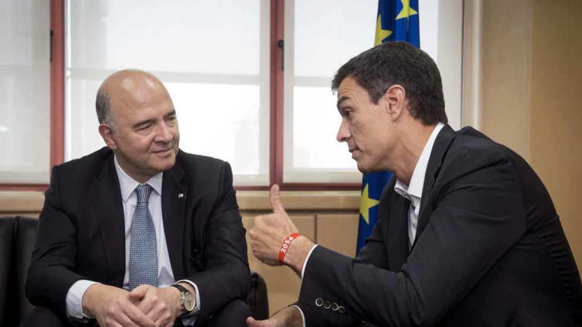 El comisario europeo Pierre Moscovici se entrevistó ayer con Pedro Sánchez. LUCA PIERGIOVANNI