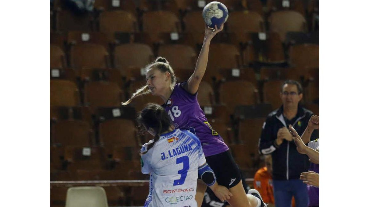 Carolina Lorenzo, en una acción de la final frente al Aula. F. OTERO