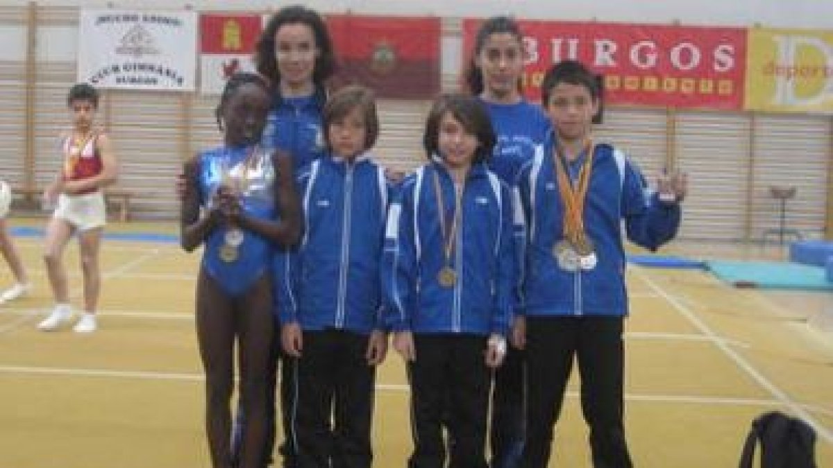 Los integrantes del Sprint Escuela Municipal con sus medallas.