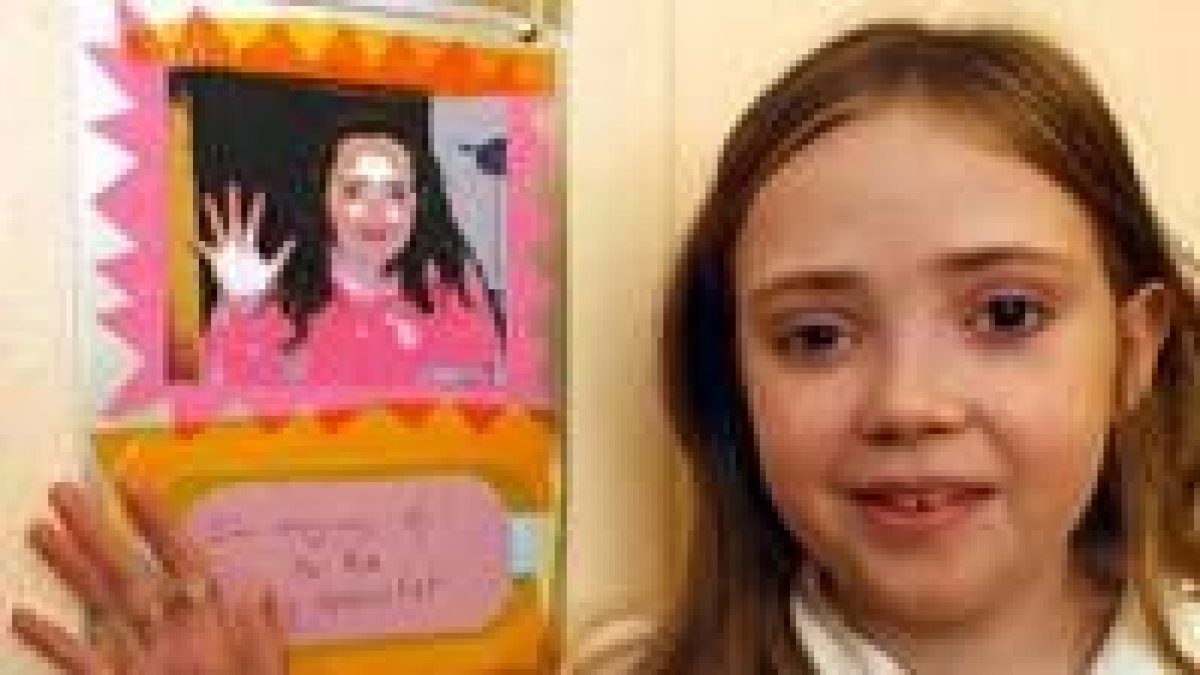 Hannah Clark junto a un dibujo que hizo para el nuevo hospital infantil de Gales