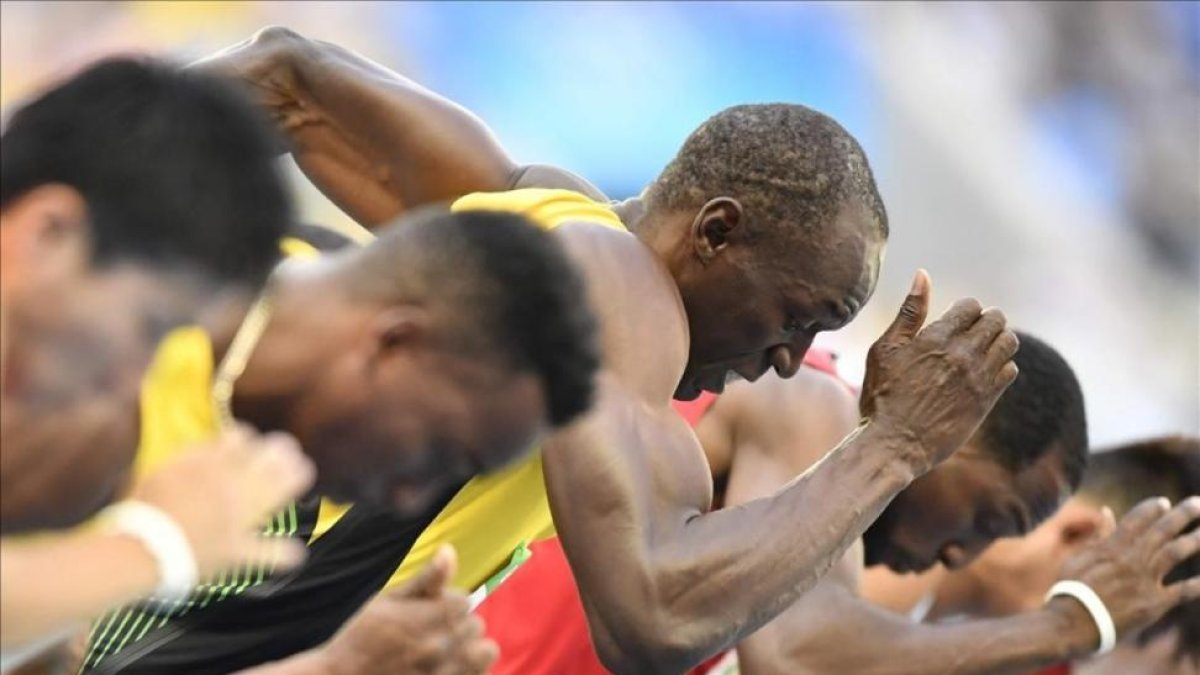 Usain Bolt toma la salida en las series de los 100 metros, su debut en los Juegos de Río.