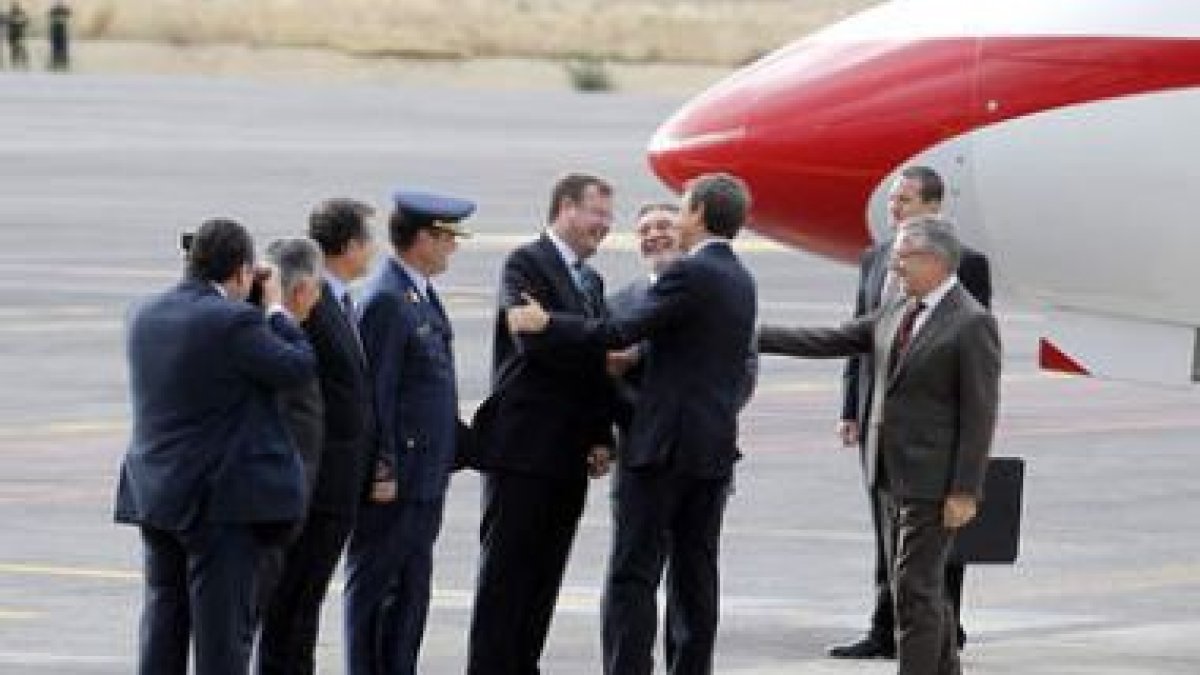 Silván saluda a Zapatero a su llegada al nuevo aeropuerto de León.