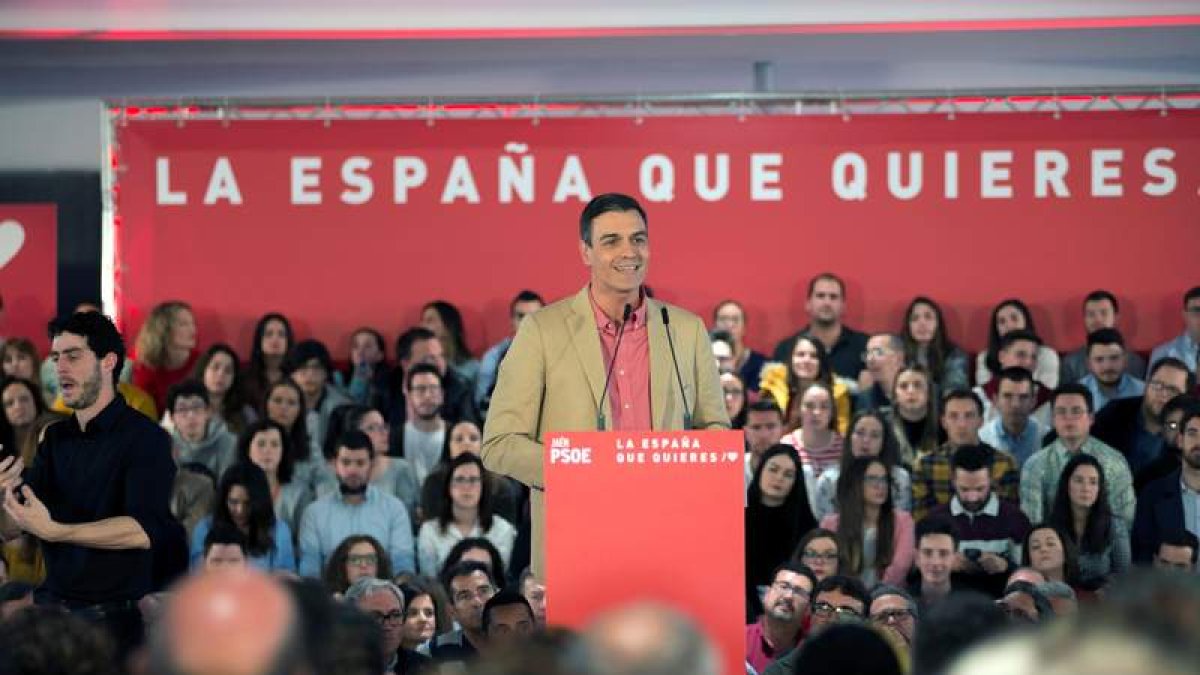El secretario general del PSOE, Pedro Sánchez, interviene en un acto de partido en Jaén. J. M. PEDROSA