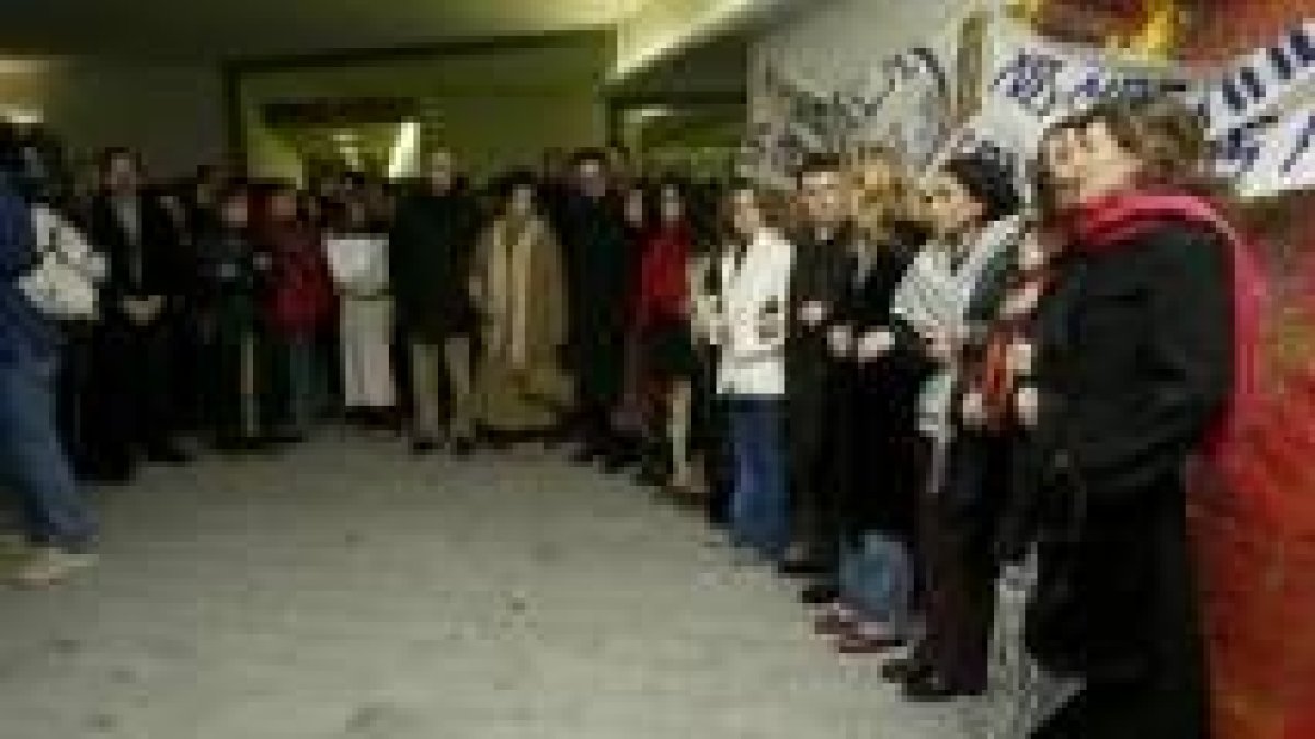 Momento de la concentración vespertina ante el Auditorio de León