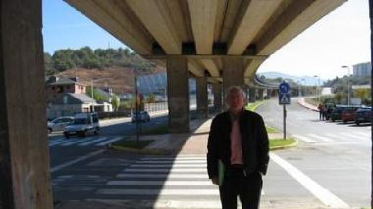 El edil de Obras de Bembibre, en la zona del boulevard.
