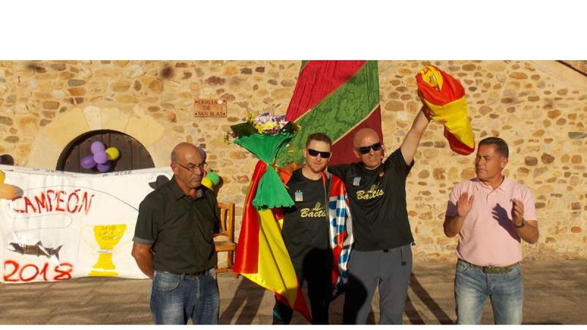 El campeón del mundo de pesca, García Ferreras, fue recibido por sus paisanos de La Seca. PLANILLO